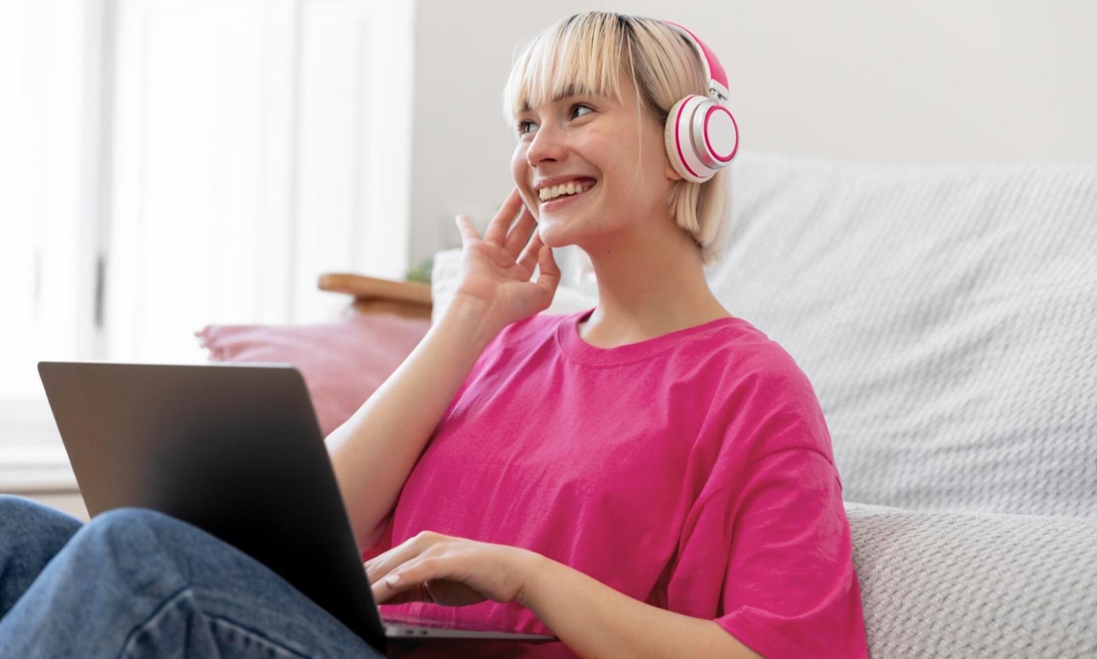 Gruppe von Menschen beim gemeinsamen Lernen und Diskutieren über Finanzthemen